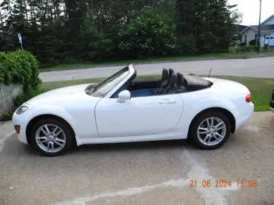 Beau mx5 2010 avec pneus neufs bancs en cuir avec seulement 94000 kilomètres au compteur