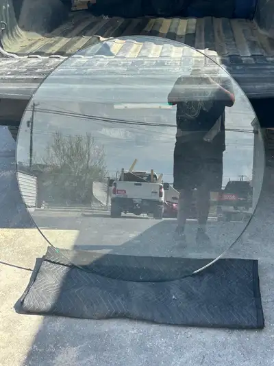 This is a used round glass table top that measures 42 inches in diameter and is in good condition. I...