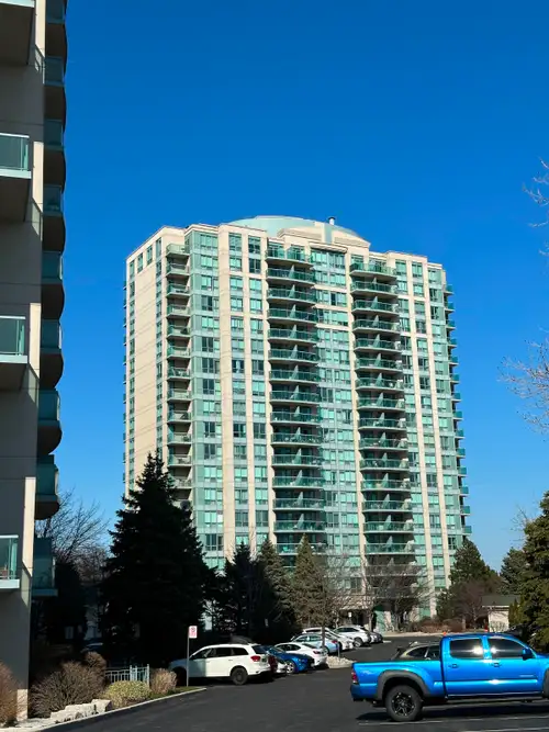 Modern, clean 2-bedroom, 2-bathroom condo across from Erin Mills Town Centre. Sunny with south-facin...