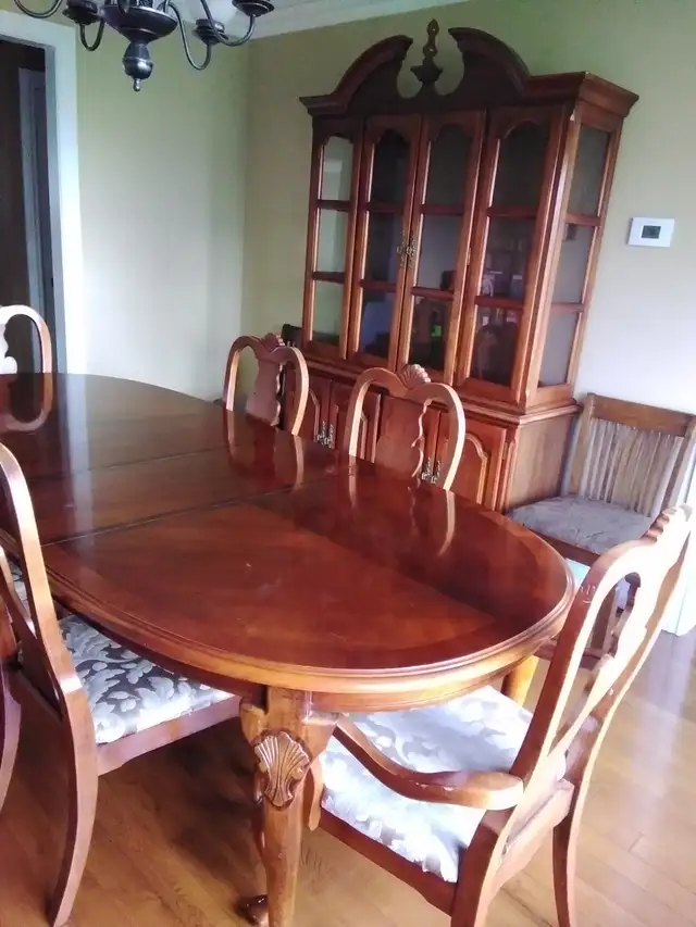 Solid wood dining room set in Dining Tables & Sets in Oakville / Halton Region - Image 2