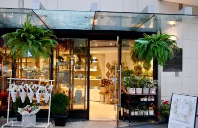 The ONLY flower shop located at Vancouver Downtown for sale! Close to Hotels. 90% are walk-in custom...