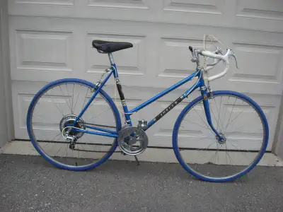 Vintage 10 speeds 27" Apollo Road bike is in a good condition, View more
