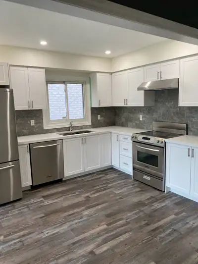 Bright and spacious bungaloft (upper level) 3 bedrooms, 2 bathrooms 2 parking spots Shared laundry (...