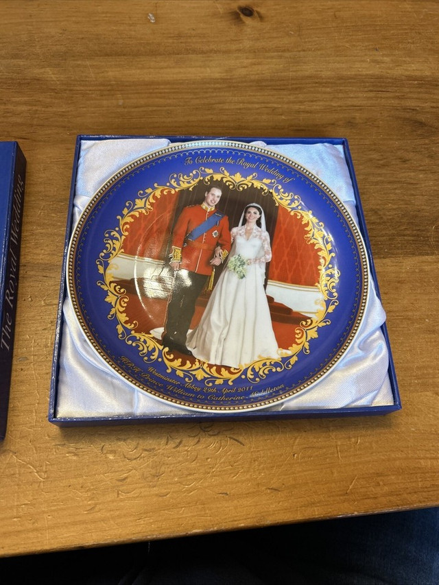 Vintage HRH Prince William & Catherine Middleton ROYAL WEDDING P dans Art et objets de collection  à Longueuil/Rive Sud - Image 2