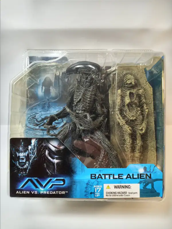Alien vs Predator, AVP Battle Alien, McFarlane Toys Figure in Arts & Collectibles in Kitchener / Waterloo - Image 2