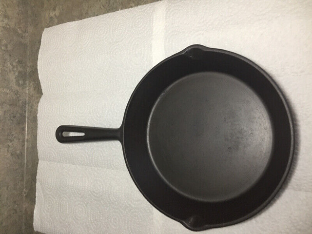 Vintage Unmarked Cast Iron Pan with Heat Ring in Arts & Collectibles in Belleville - Image 4