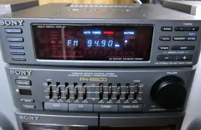 CLEAN SET, WORKS AND SOUNDS GREAT; SPEAKERS ARE OPTIONAL This set comes with a Sony remote control E...
