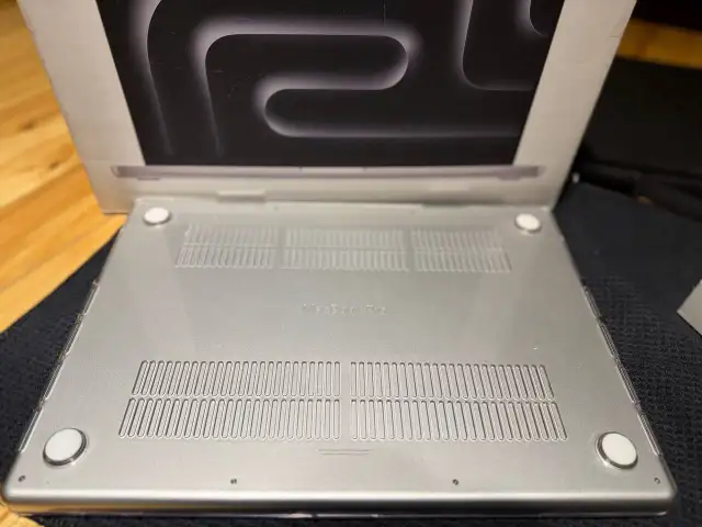 MacBook Pro M4 Pro 24 GB RAM/ 512 GB SSD - 16 INCH + Apple Care+ in General Electronics in City of Montréal - Image 4