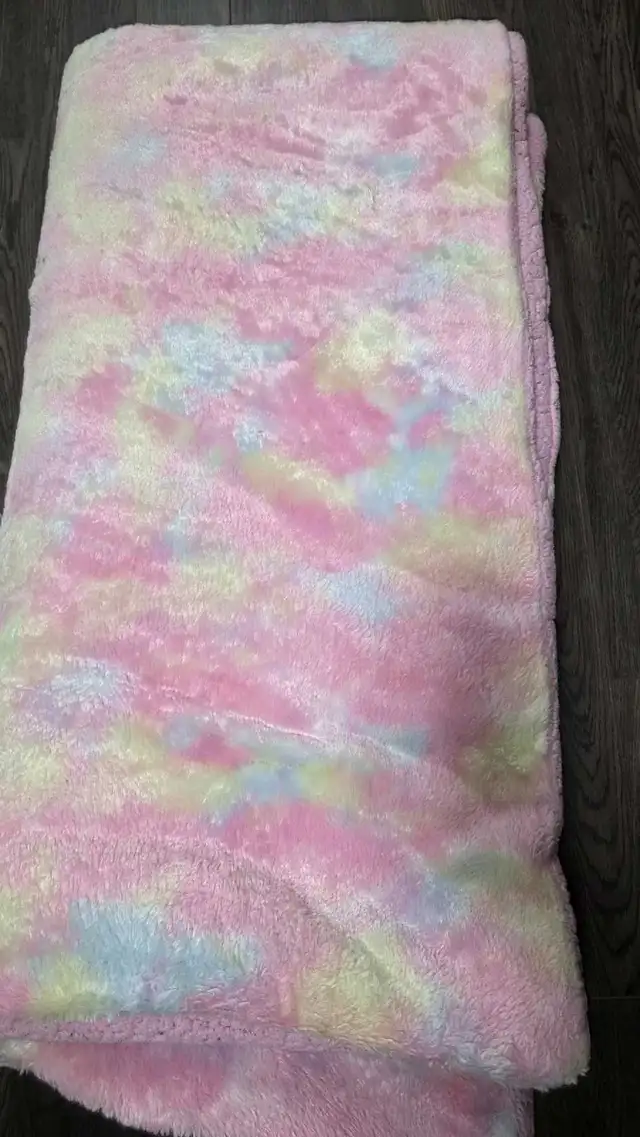 Tie Dye Blanket 220 x 210 cm in Bedding in Moncton - Image 2