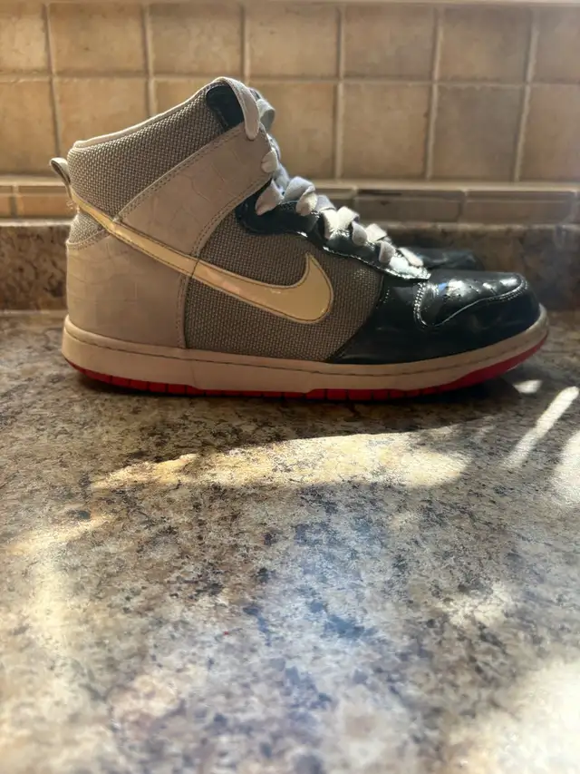 Nike Dunk High Premium Patent Tor in Men's Shoes in Nanaimo - Image 7