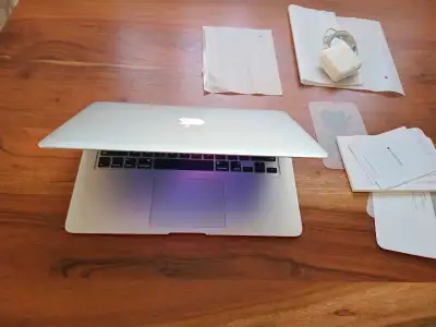2017 Macbook air 13" 1.8  8GBRAM  bon état bon pour  débutant , View more