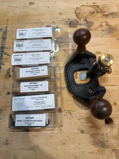 This Veritas router plane, featuring a premium iron body and comfortable wooden knobs, comes with an...