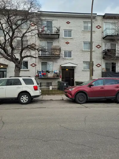 5 1/2 à louer avec stationnement, près du métro Cadillac 51/2 à louer au deuxième étage d'un triplex...