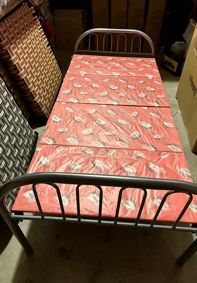 BRAND NEW SEALED BOX FOLDING BED / MATTRESS  in Beds & Mattresses in Mississauga / Peel Region - Image 3