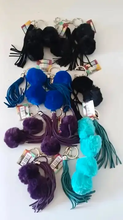 11 porte-clés pompon, View more