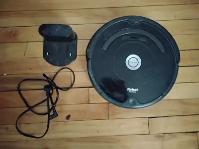 iRobot Roomba 614 Vacuum Cleaning Robot & Home Base Charging Station Works fine, bit scratched on to...