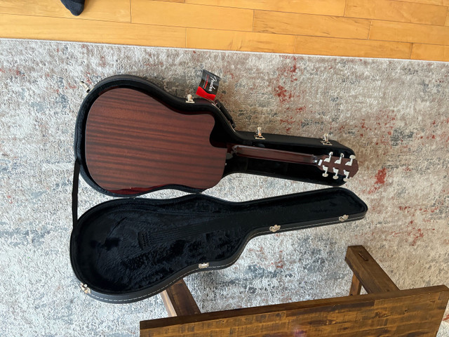electric acoustic guitar (fender) in Guitars in Moncton - Image 2