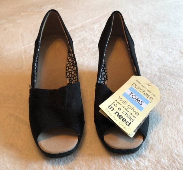 Ladies Tom Wedge Shoe’s in Women's - Shoes in St. Albert - Image 2