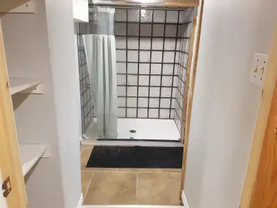 Chambre a louer dans une jolie petite maison a laval. A partager avec 2 autre personnes et 2 chats,...