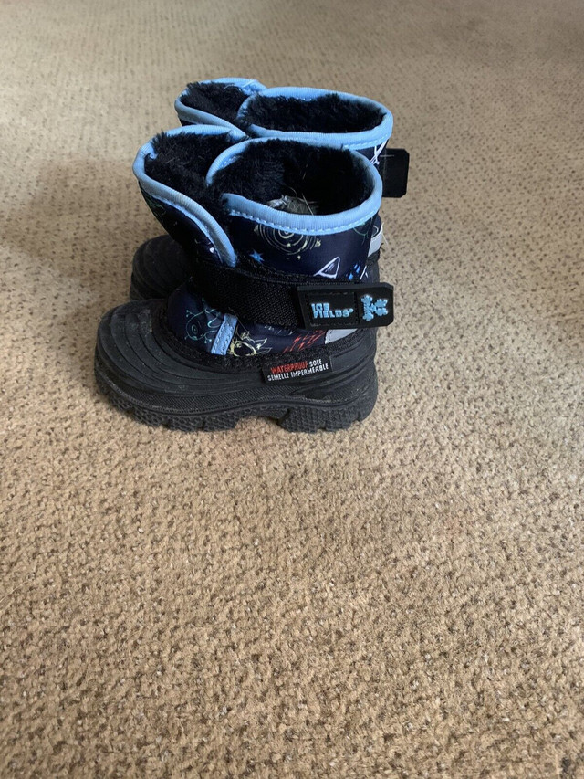 Size 6 winterboots in Clothing - 18-24 Months in Muskoka - Image 2