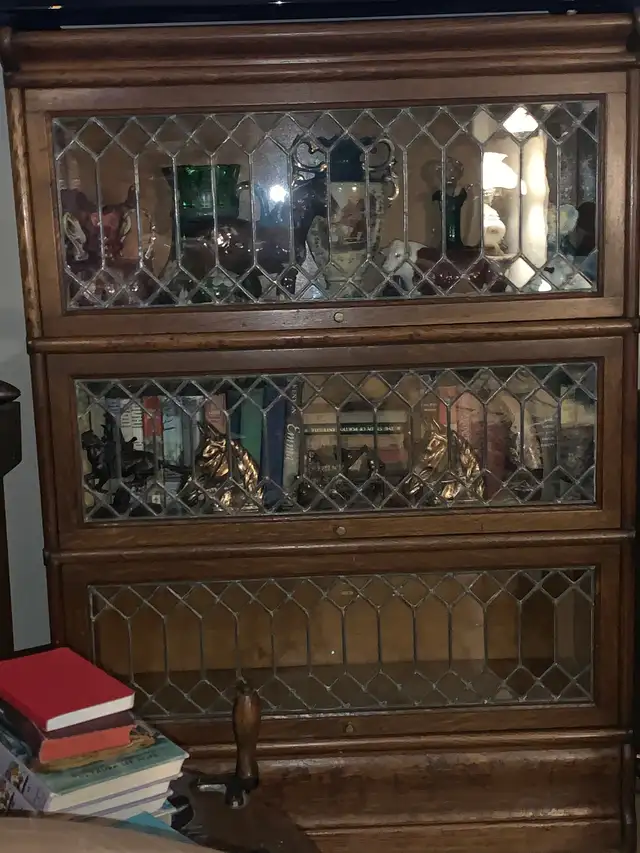 Antique quarter sawn oak barrister’s bookcase with leaded glass in Bookcases & Shelving Units in Kitchener / Waterloo - Image 2
