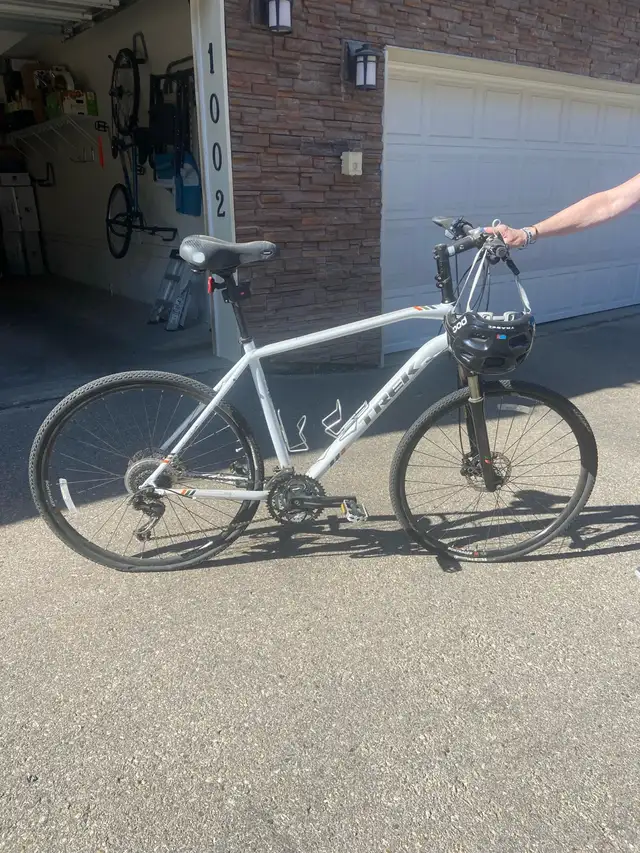 Large Trek Bike in Mountain in Strathcona County - Image 3