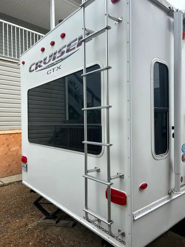 $16,300 – 2011 CrossRoads Cruiser CTX 29' Travel Trailer in Travel Trailers & Campers in Vernon - Image 4