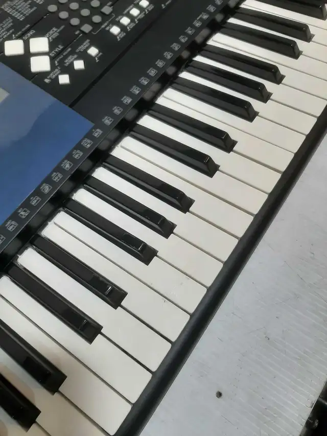 Yamaha PSR-E333 Digital Keyboard in Pianos & Keyboards in City of Montréal - Image 5