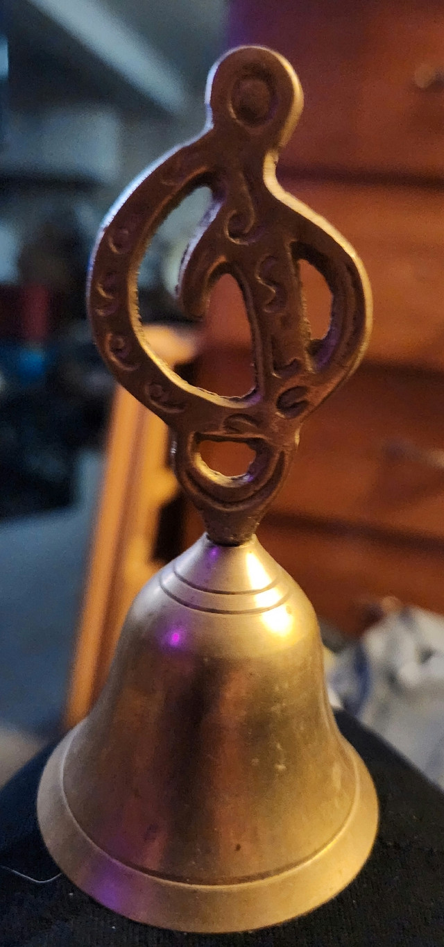 Vintage hand bell's for all 3 of them  dans Décoration intérieure et accessoires  à Ville de Montréal - Image 3