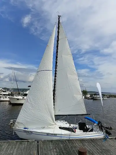 Excellente condition. Deux kits de voiles. Toilette chimique, 2 lits rétractables, table amovible et...