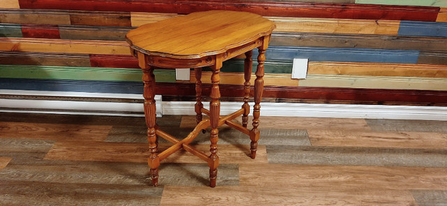 Antique Magnifique Table d’Appoint Ovale à 6 Pattes Tournées dans Tables basses  à Drummondville - Image 2