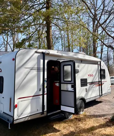 This is a meticulously maintained 26’ 2013 Gulfstream VISA RV trailer that comfortably sleeps 6 peop...