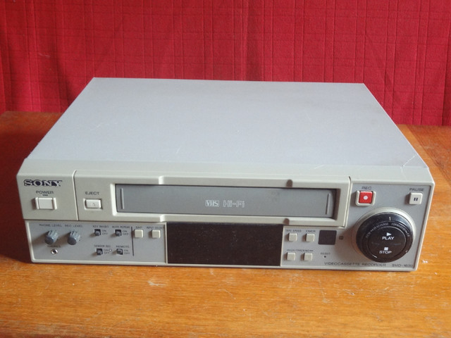 LECTEUR VHS SONY VHS PLAYER SVO-1630 / NEEDS REPAIR