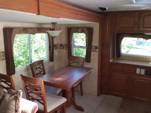 26ft Arctic Fox all season travel trailer in Travel Trailers & Campers in Quesnel - Image 4