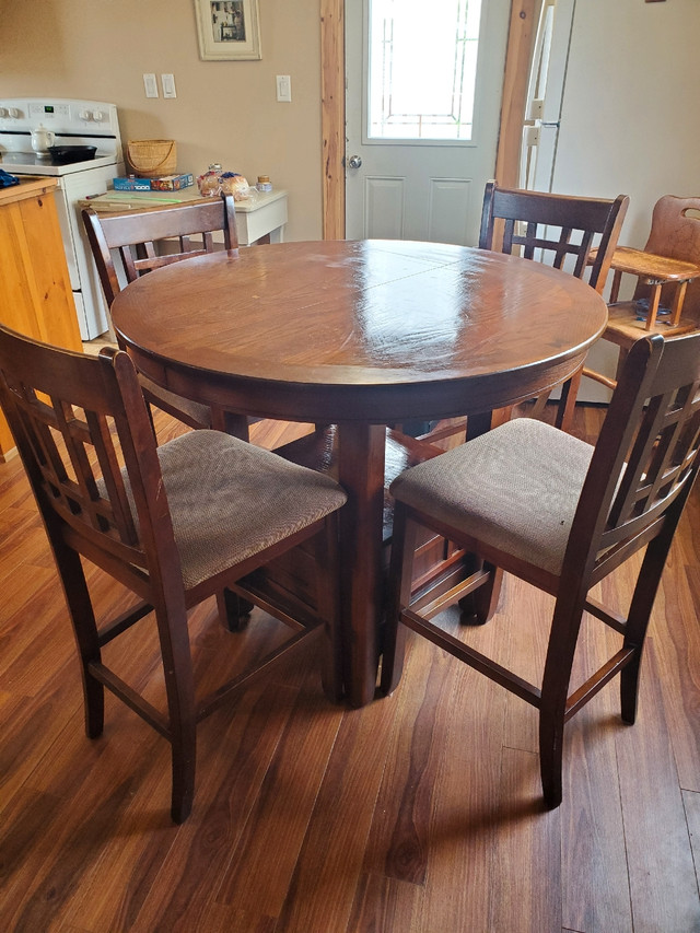 Kitchen table set  4 chairs in Dining Tables & Sets in Moncton
