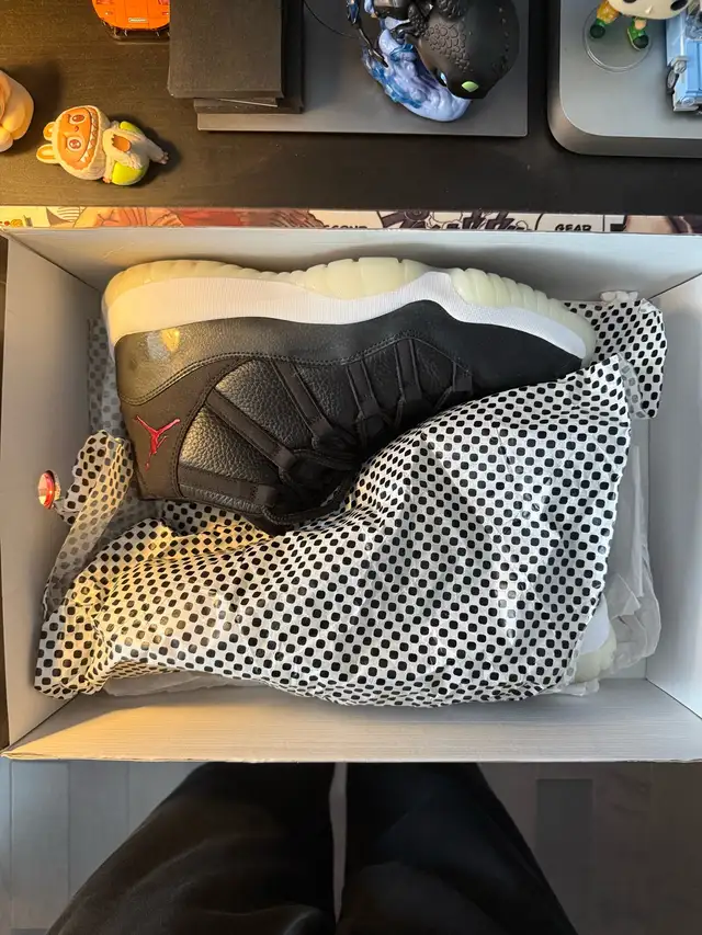 Air Jordan Retro 11 72-10s Size 13  in Men's Shoes in Markham / York Region - Image 6