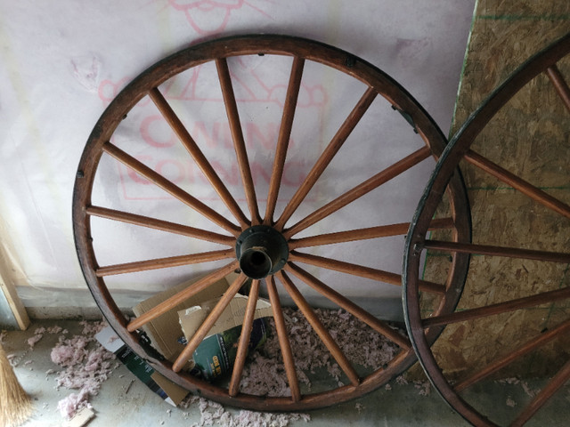 Antique Wagon Wheels in Arts & Collectibles in Belleville - Image 2