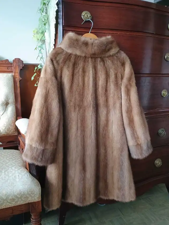 Mink fur coat in Women's - Tops & Outerwear in Gatineau - Image 3