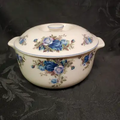 Royal Albert Moonlight Rose Casserole Dish 1.5 Quart Country Bakeware. Excellent beautiful condition...