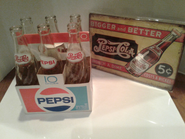 VINTAGE PEPSI 6 PACK CARTON BOTTLES AND SIGN in Arts & Collectibles in Kawartha Lakes - Image 4