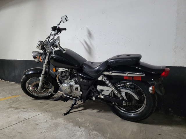 2007 Suzuki GZ250 for sale in Street, Cruisers & Choppers in City of Toronto - Image 2