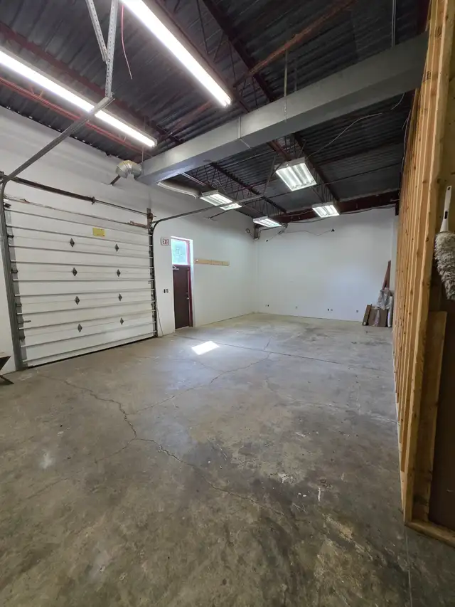 LOCATION! LOCATION! LOCATION! Prime Retail/Warehouse Space Lease in Commercial & Office Space for Rent in Oakville / Halton Region - Image 6