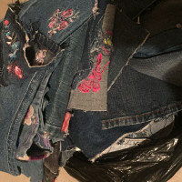 Garbage bag of jean embroidered pieces, pockets, denim etc.