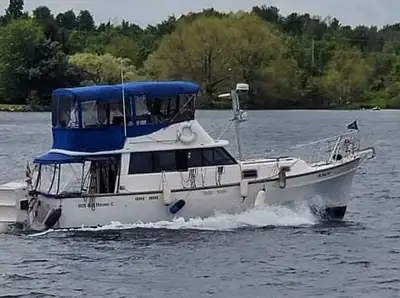 The Silverton/Mainship 34T was marketted under the Silverton banner for 1 year. Then Silverton and M...