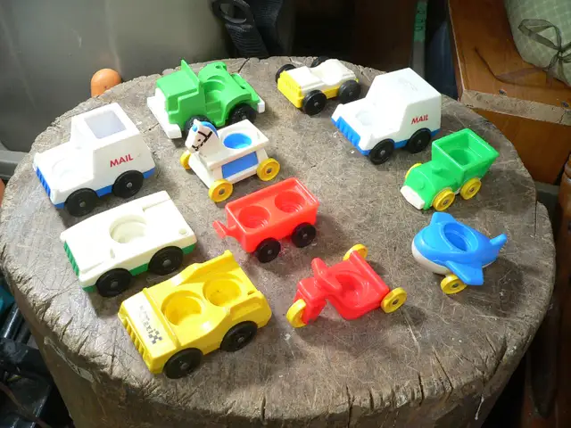 lot de 11 véhicules vintage fisher price # 10716 in Arts & Collectibles in Lanaudière - Image 2