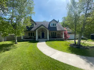 Welcome to peaceful country lifestyle. Wake up to birds singing. Picturesque home and beautiful acre...