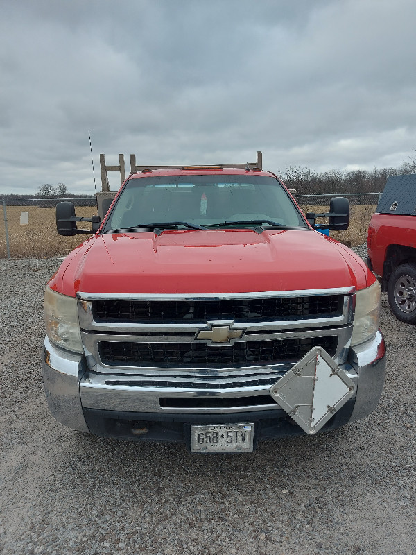 2009 Chevrolet 3500HD with Fiberglass box in Cars & Trucks in Hamilton - Image 2