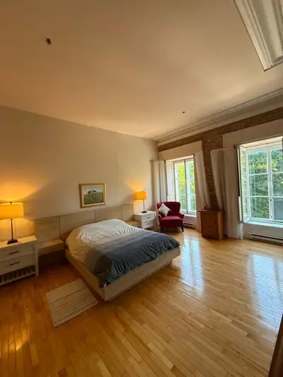Appartement unique vue Château et fleuve Meublé, DISPONIBLE. Bail de 6 mois minimum. Très grand 4½ (...