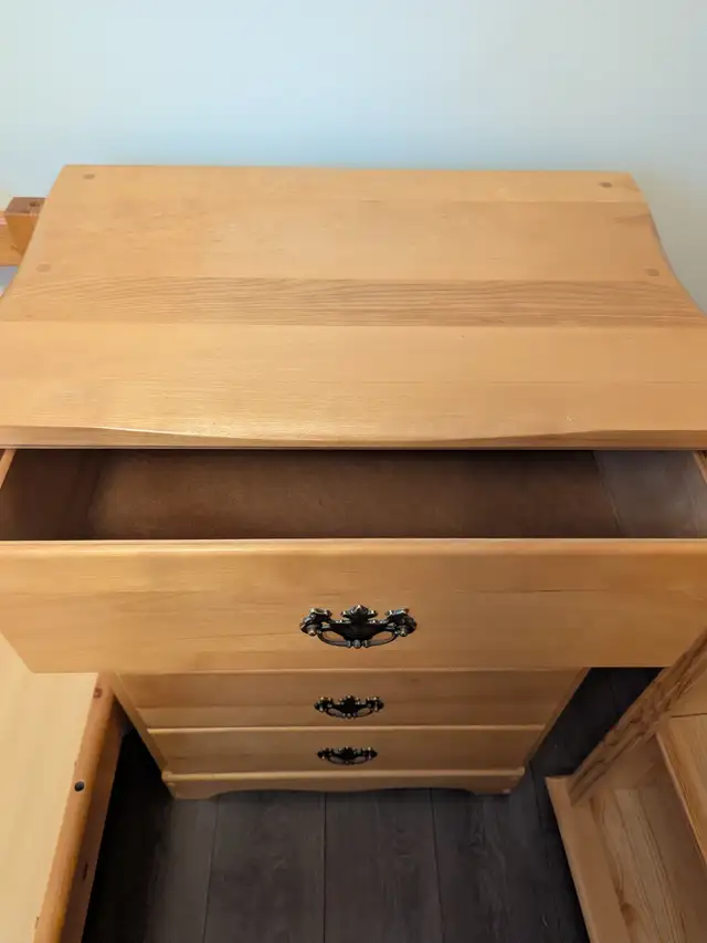 Used - Solid Wood Twin-size Bedroom Set in Beds & Mattresses in Delta/Surrey/Langley - Image 6