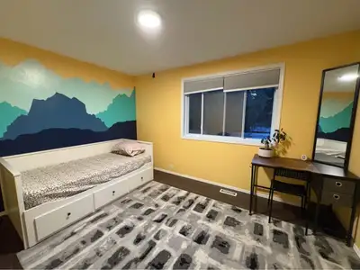 Private room available in shared household in southeast area lynnwood/ogden area. Close to Downtown....